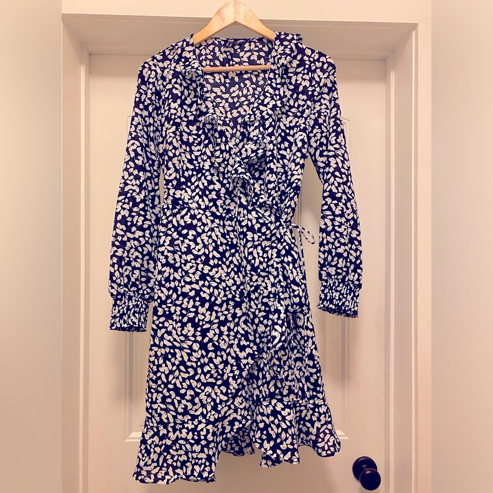 EUC Vero Moda Floral Wrap Dress. Navy/White. Sz Medium